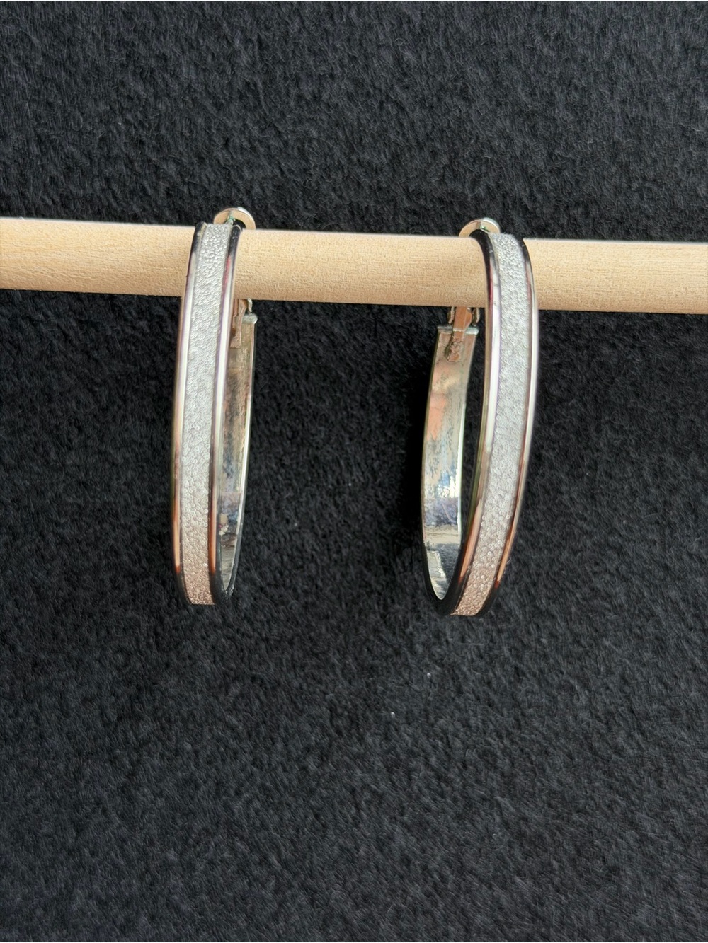 Silver Tone Textured Hoop Earrings Classic Snap Closure 1.5” - Picture 6 of 6